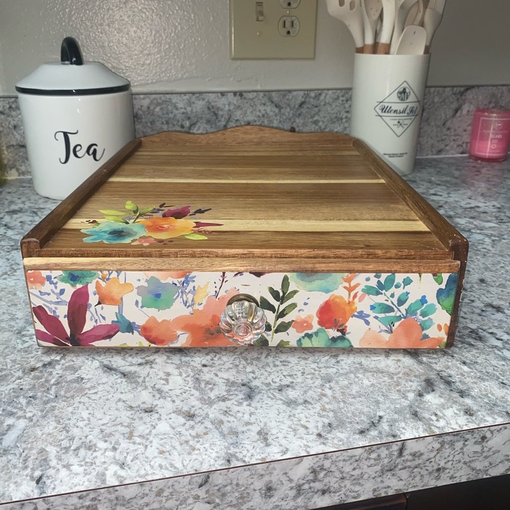 Beverage pod / utensils storage organizer